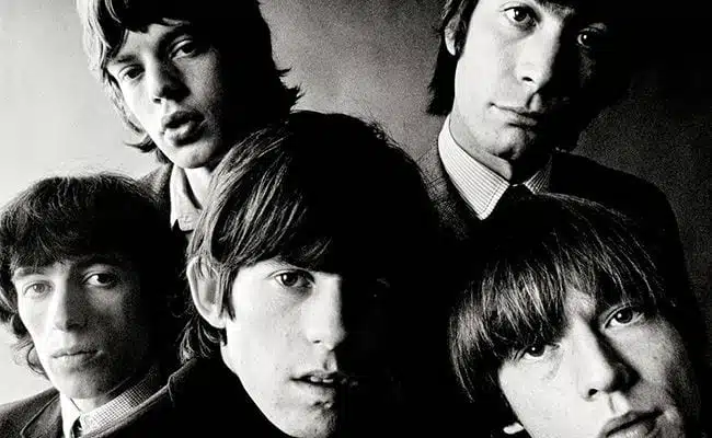 Padre viraliza citando Rolling Stones durante a missa