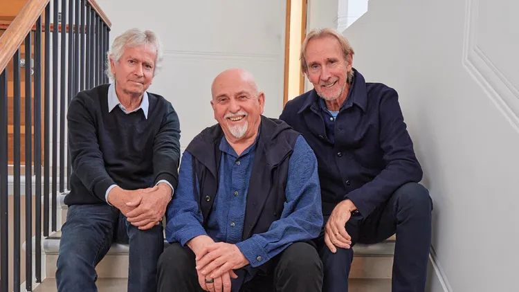 Genesis: Peter Gabriel, Tony Banks e Mike Rutherford se unem para relançamento especial do álbum de estreia